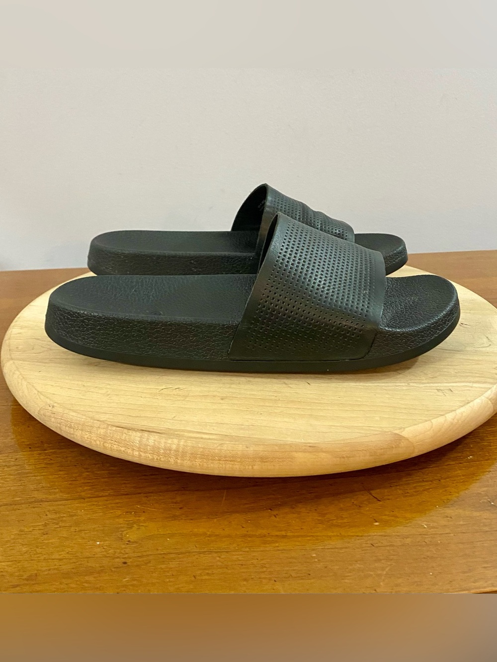 Vince Winston Perforated Leather Slide Sandals Mens Size 8.5 M Black Luxury
